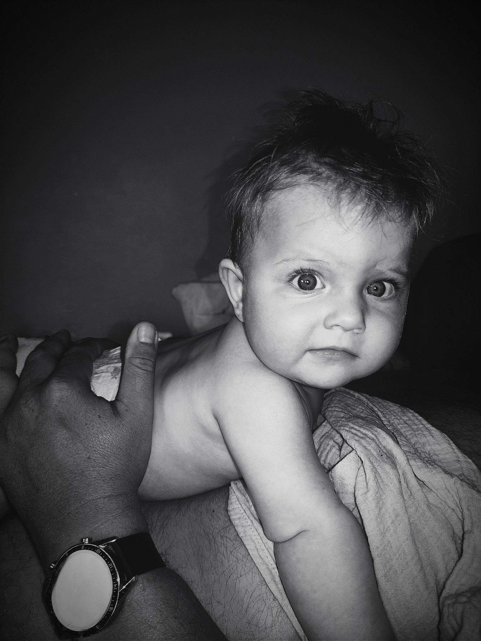 Irys a rejoint le concours — aidez-le/la à gagner de superbes lots ! arm, black, eye, finger, flash_photography, gesture, hair, hand, happy, head, human_body, iris, leg, lip, muscle, neck, person, skin, stomach, watch