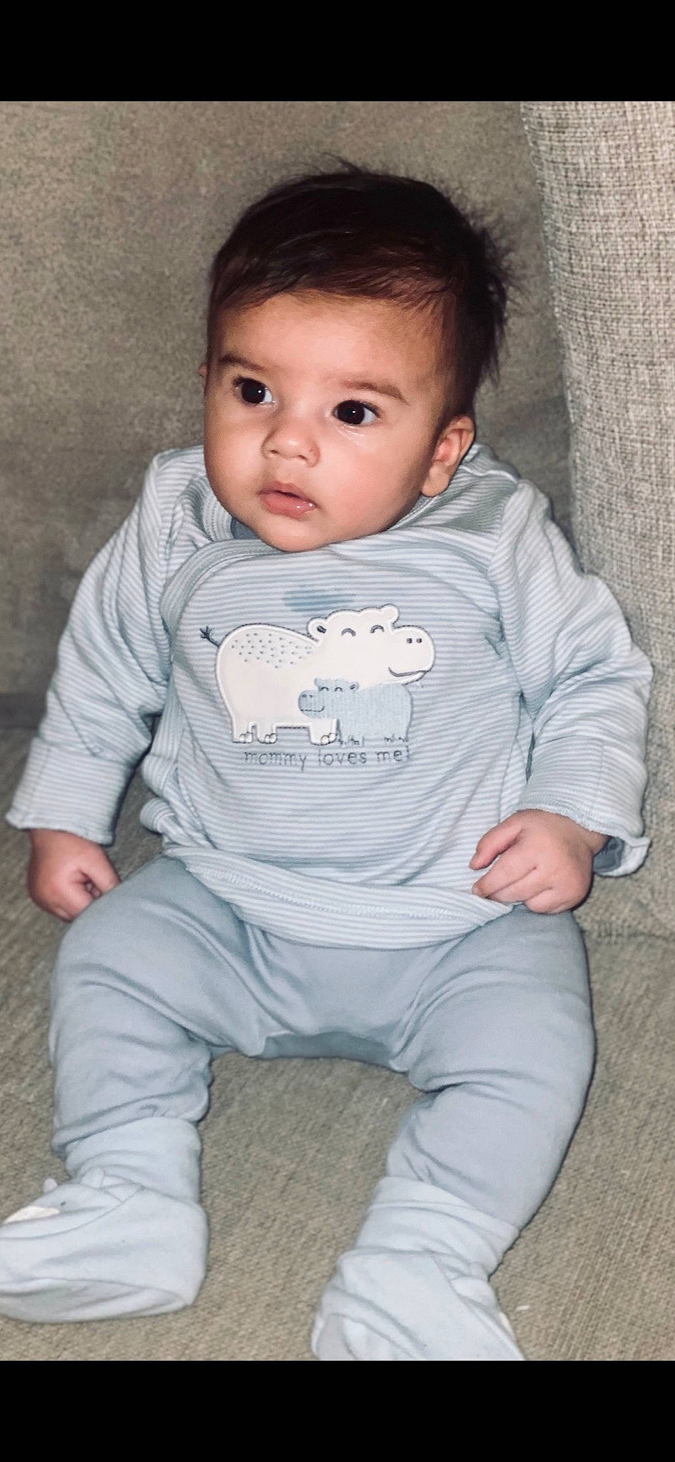 Ilyan participe au concours pour gagner de l'argent avec cette photo : baby, baby_toddler_clothing, cheek, chin, eye, eyebrow, facial_expression, grey, head, iris, lip, mouth, neck, nose, person, skin, sleeve, smile, standing, t_shirt