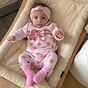 Giulia a rejoint le concours — aidez-le/la à gagner de superbes lots ! baby, infant, baby_clothing, headband, pink, polka_dot, socks, baby_lounger, cushion, wooden_floor, indoor, cute, portrait, child, person, cozy, soft_fabric, relaxing, small_hands, footwear