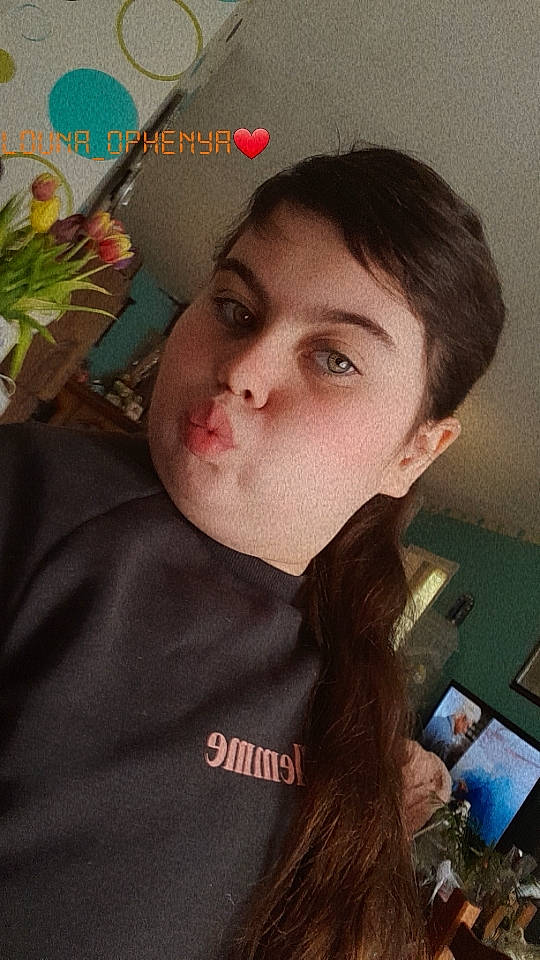 Louna participe au concours pour gagner de l'argent avec cette photo : bangs, beard, black_hair, cheek, communication_device, cool, eyelash, facial_hair, forehead, fun, happy, jaw, lip, long_hair, mouth, neck, nose, person, room, selfie