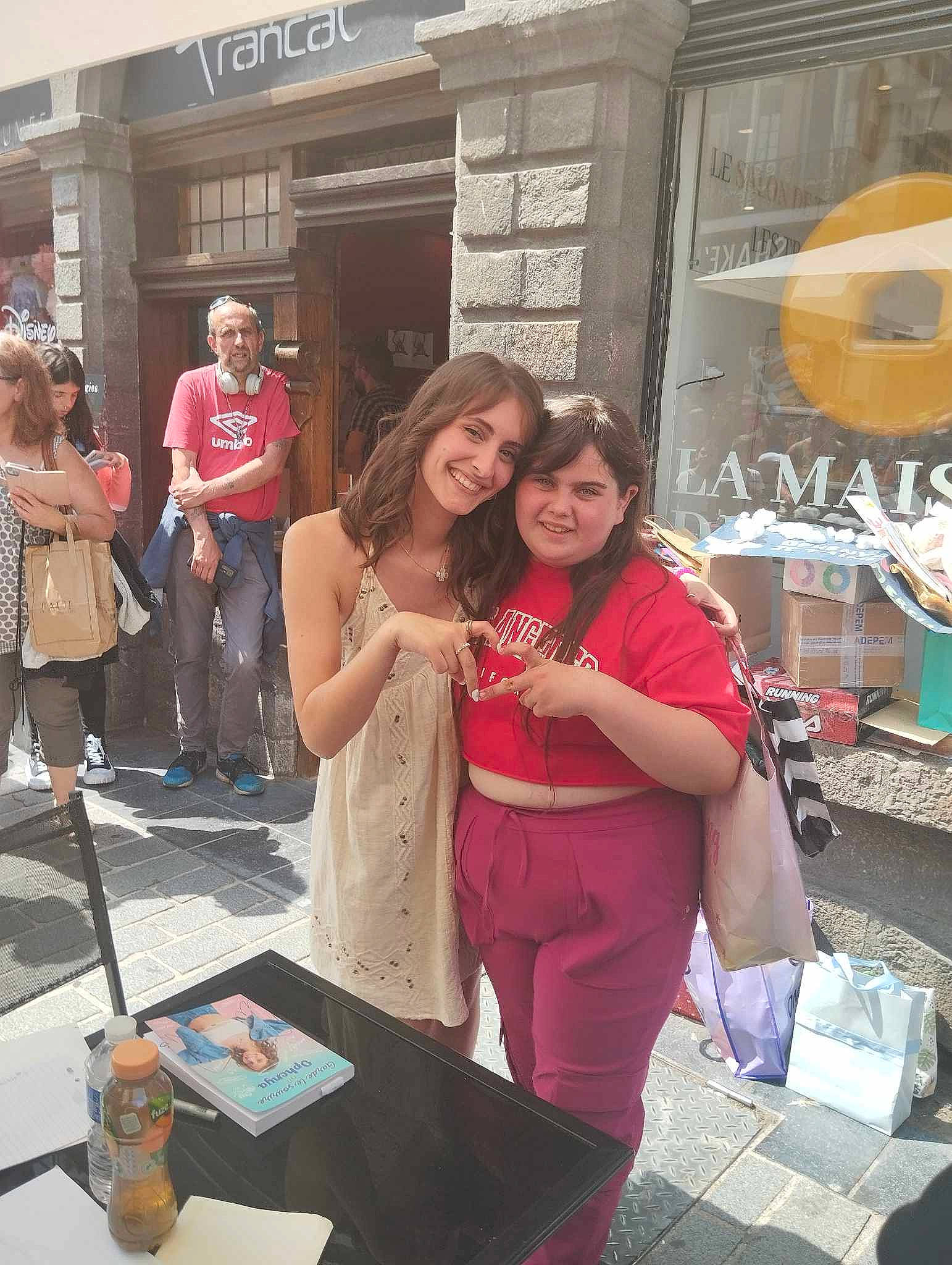 Louna a rejoint le concours — aidez-le/la à gagner de superbes lots ! artist, bag, beauty, city, event, eyewear, fashion_accessory, fashion_design, fun, handbag, joy, leisure, luggage_and_bags, person, recreation, shopping, shorts, smile, t_shirt, tourism