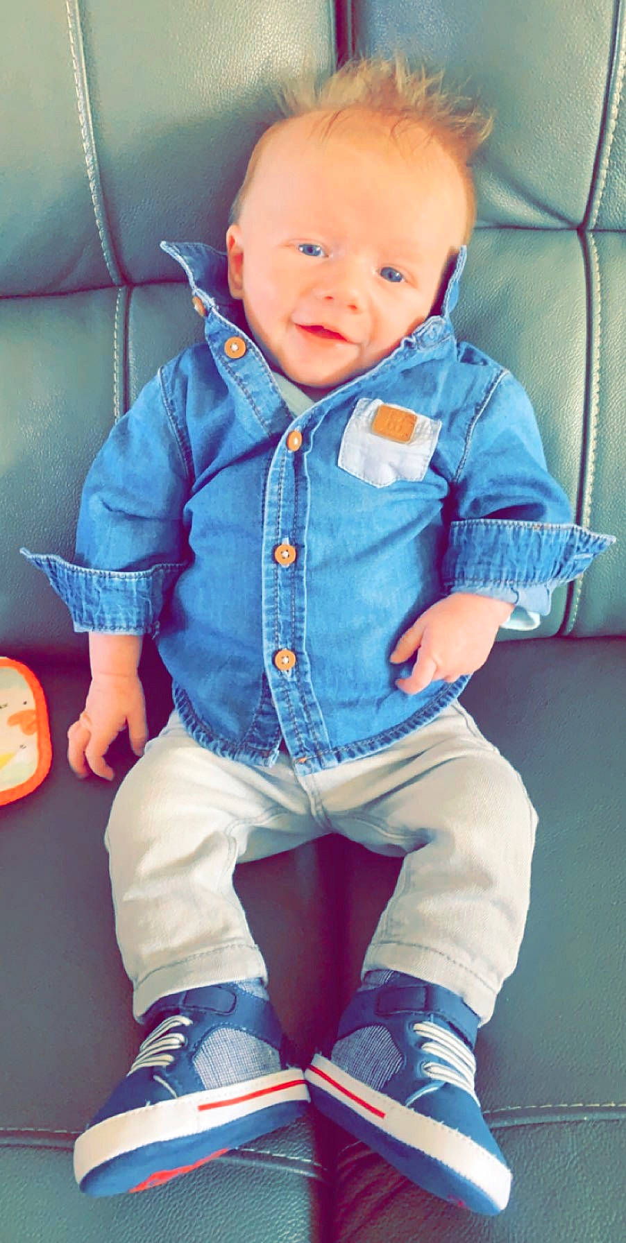 Gabin participe au concours pour gagner de l'argent avec cette photo : baby, cheek, child, child_model, cool, denim, jeans, person, play, sitting, standing, textile, toddler, trousers