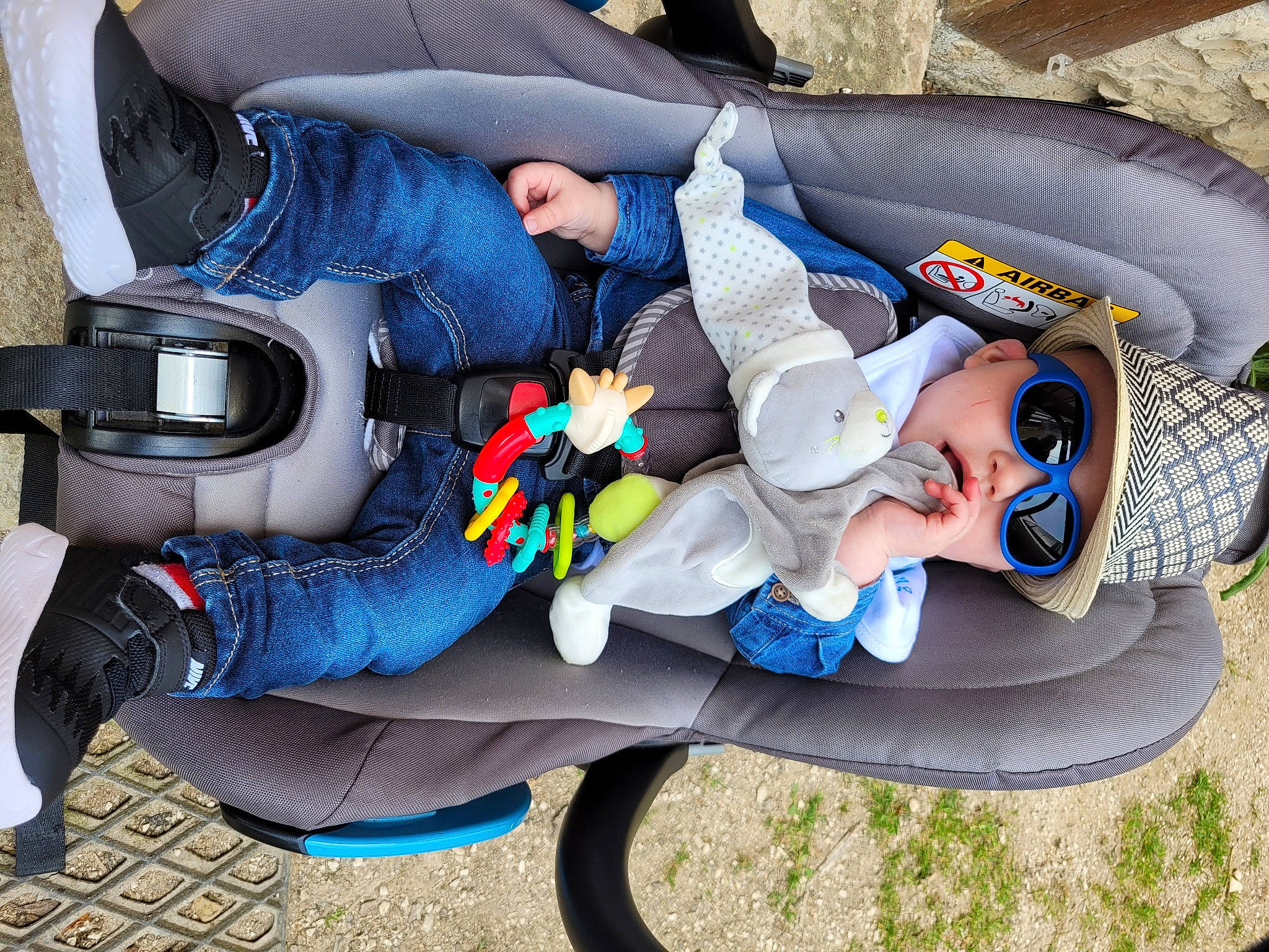 Diego participe au concours pour gagner de l'argent avec cette photo : auto_part, baby, baby_carriage, baby_products, blue, car_seat, child, comfort, electric_blue, fictional_character, fun, hat, headwear, lap, leg, person, product, recreation, sitting, sun_hat