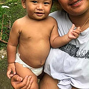 Temeio participe au concours pour gagner de l'argent avec cette photo : toddler, child, adult, woman, smile, diaper, outdoor, grass, casual_clothing, holding, person, happy, face, barefoot, nature, portrait, family, skin, head, hand