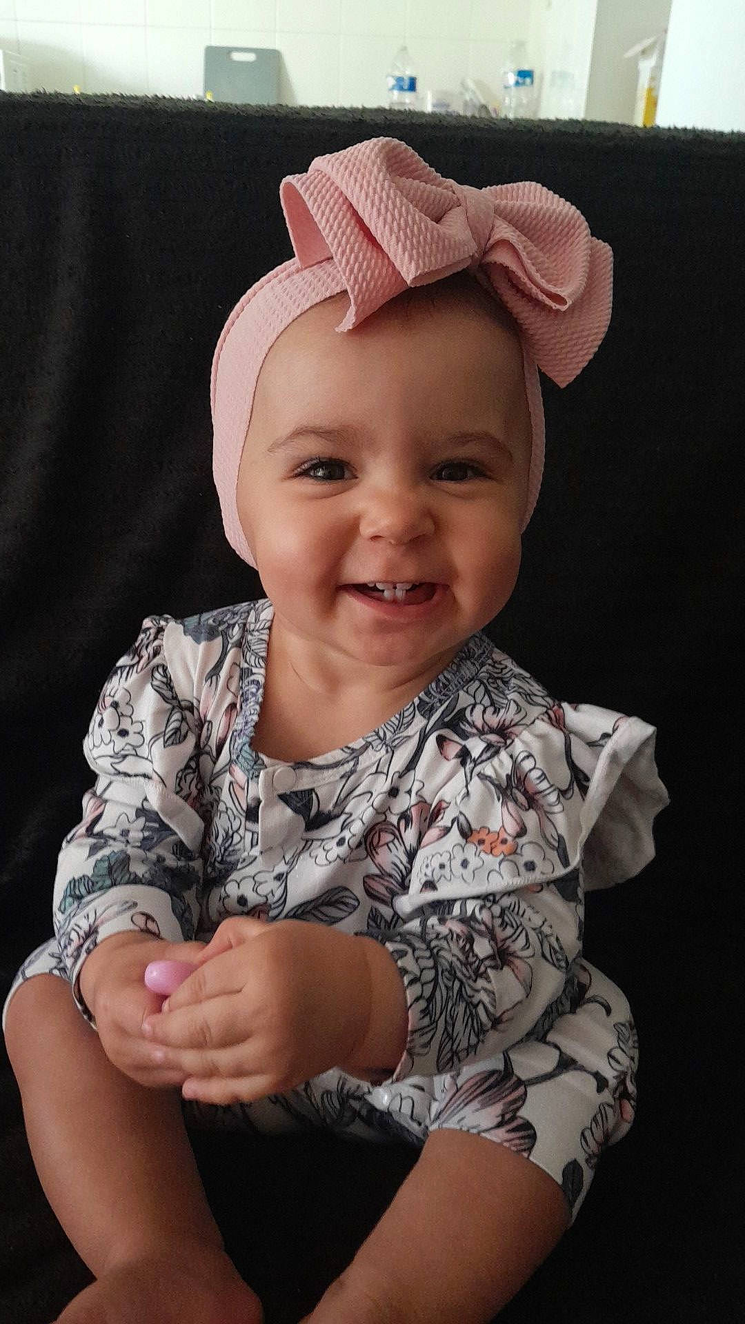 Ana-liyah a rejoint le concours — aidez-le/la à gagner de superbes lots ! baby, baby_toddler_clothing, cap, chin, cool, costume_hat, eye, face, finger, flash_photography, gesture, happy, head, iris, joy, neck, person, pink, skin, sleeve