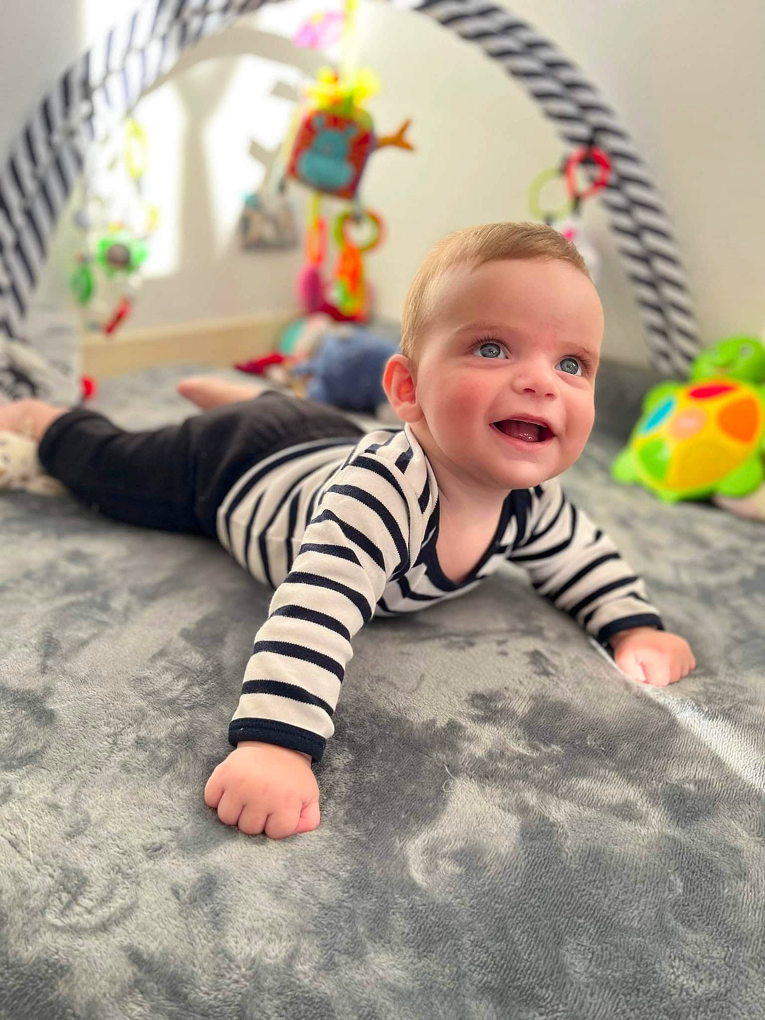 William a rejoint le concours — aidez-le/la à gagner de superbes lots ! baby, baby_toddler_clothing, cheek, child, comfort, crawling, facial_expression, floor, flooring, fun, grass, happy, pattern, person, play, skin, sleeve, smile, t_shirt, toddler