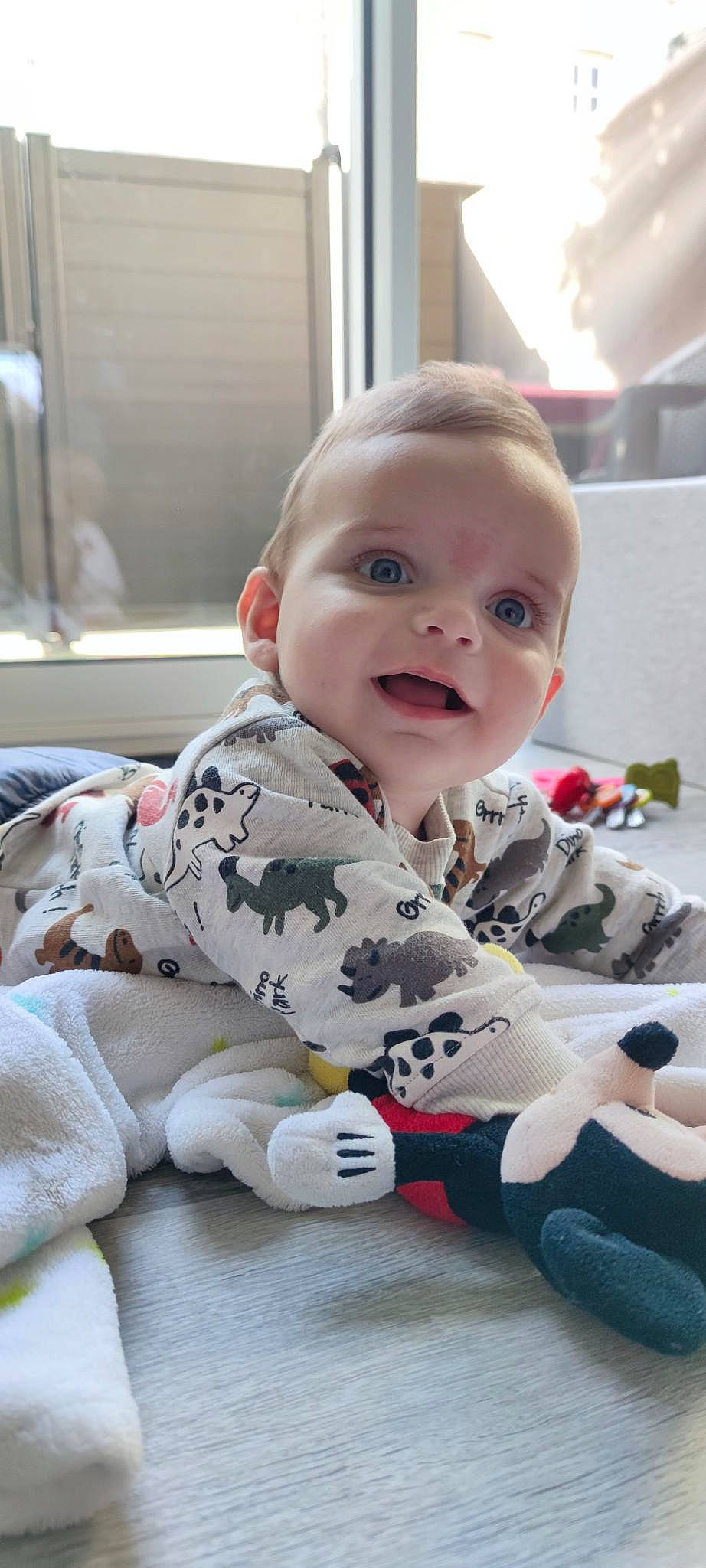 William a rejoint le concours — aidez-le/la à gagner de superbes lots ! baby, baby_products, baby_toddler_clothing, carmine, cheek, child, comfort, facial_expression, flooring, fun, happy, head, pattern, person, play, room, sitting, skin, sleeve, smile