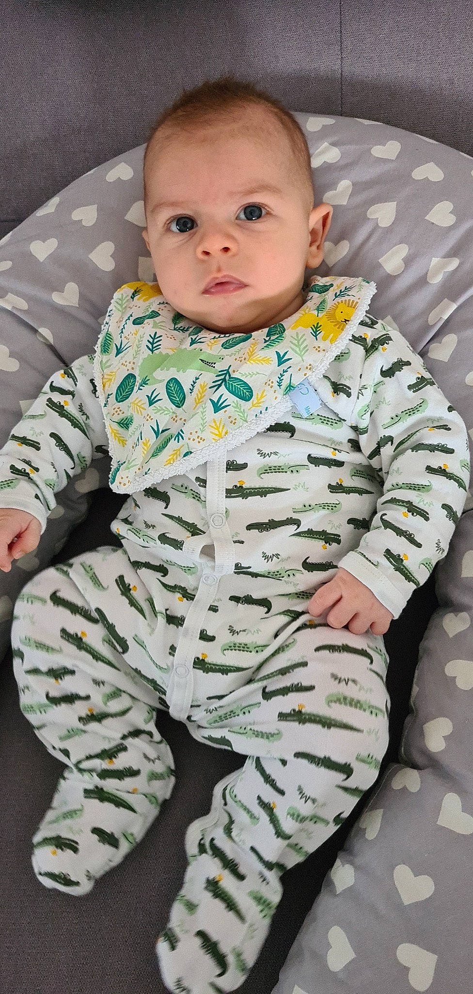 Mattéo participe au concours pour gagner de l'argent avec cette photo : baby, baby_products, baby_toddler_clothing, cheek, child, collar, comfort, flooring, green, head, linens, neck, nightwear, pajamas, pattern, person, sitting, skin, sleeve, toddler