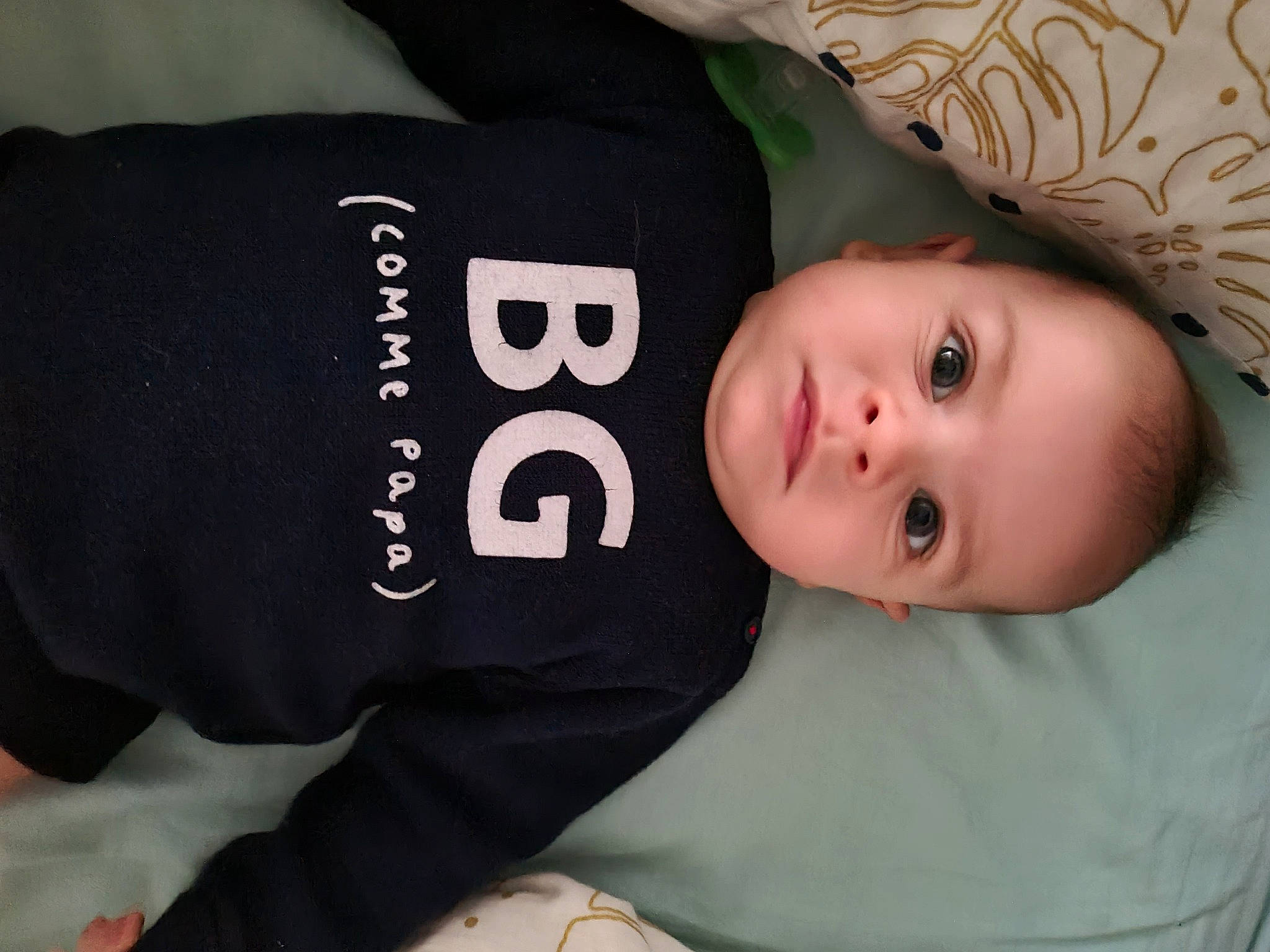 Mattéo a rejoint le concours — aidez-le/la à gagner de superbes lots ! baby, baby_toddler_clothing, cheek, child, comfort, eyelash, fur, linens, mammal, person, sitting, sleeve, toddler, tree