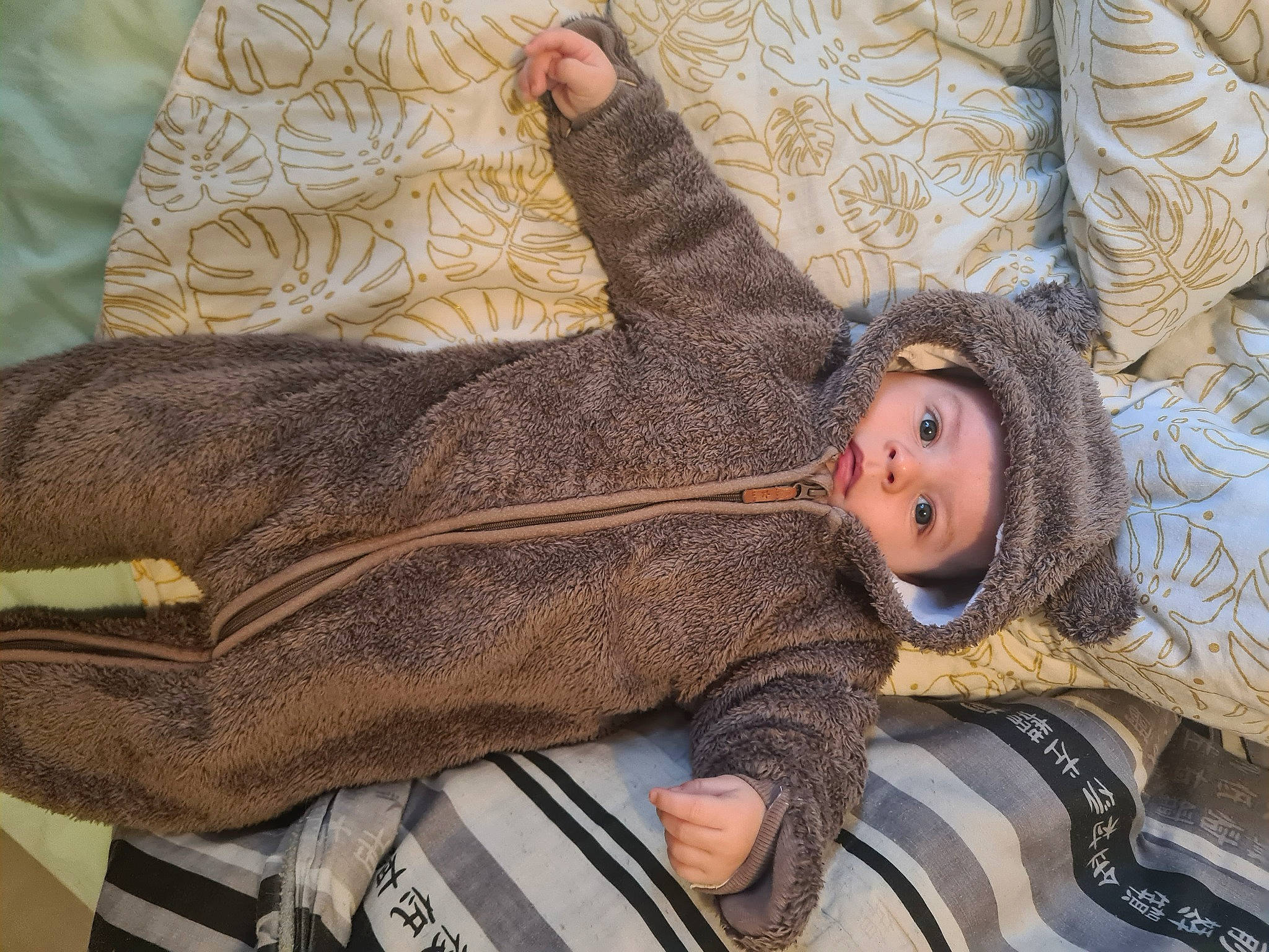 Mattéo a rejoint le concours — aidez-le/la à gagner de superbes lots ! baby, baby_products, child, comfort, fawn, foot, fur, headwear, human_body, human_leg, lap, leg, pattern, person, sitting, skin, sock, textile, thigh, toddler