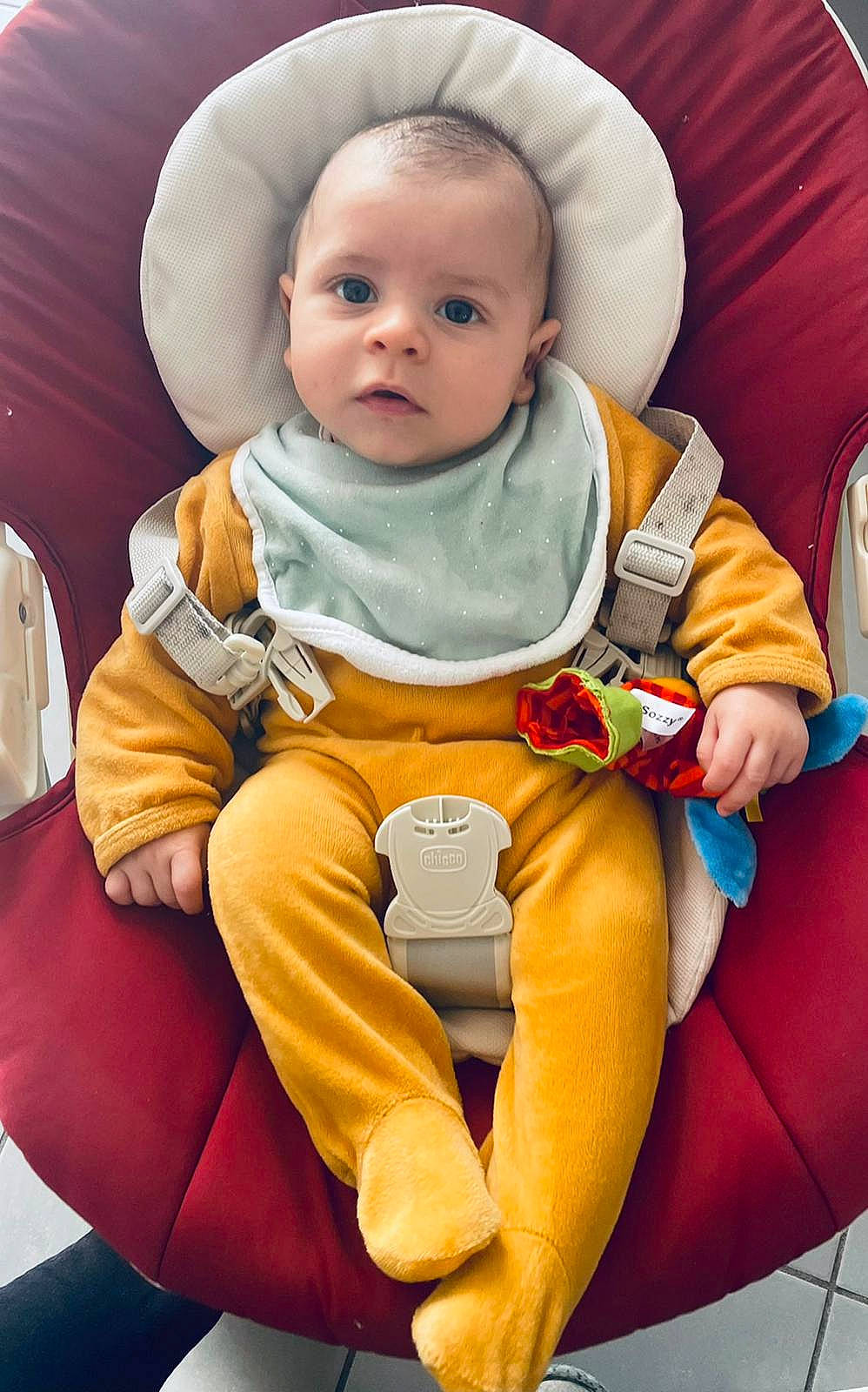 Mattéo participe au concours pour gagner de l'argent avec cette photo : baby, baby_in_car_seat, baby_products, baby_safety, baby_sleeping, baby_toddler_clothing, car_seat, cheek, child, comfort, fun, head, leisure, linens, person, play, service, sitting, sleeve, smile