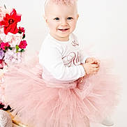 Alice participe au concours pour gagner de l'argent avec cette photo : toddler, child, baby, pink_tutu, crown_headband, smiling, sitting, white_piano, flowers, indoor, cute, dress, footwear, bracelet, happy, portrait, blonde_hair, bright, soft_lighting, celebration