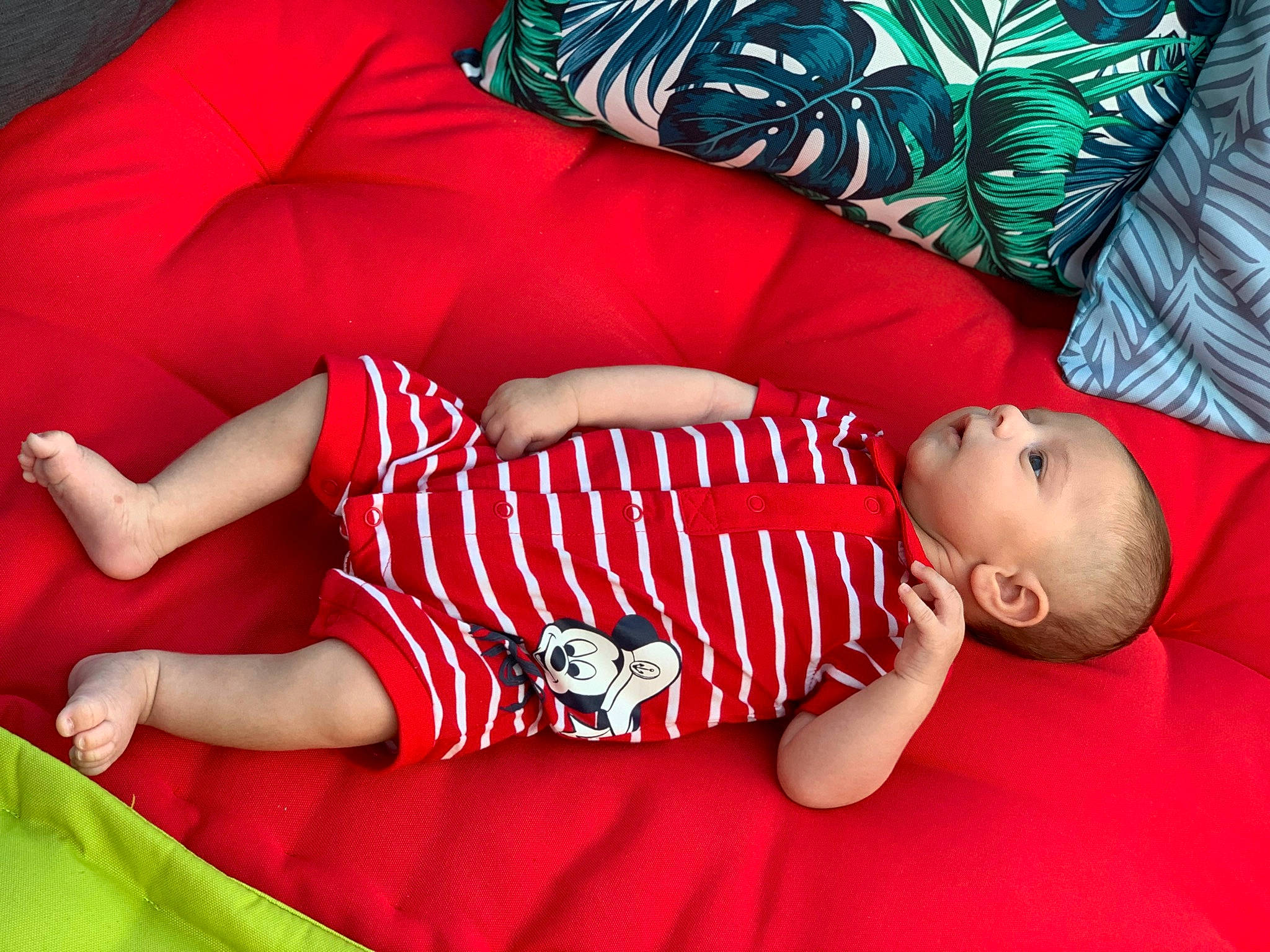 Mylhan a rejoint le concours — aidez-le/la à gagner de superbes lots ! arm, baby, baby_toddler_clothing, comfort, couch, facial_expression, finger, hand, human_body, knee, lap, leg, mammal, muscle, orange, person, product, red, shorts, thigh