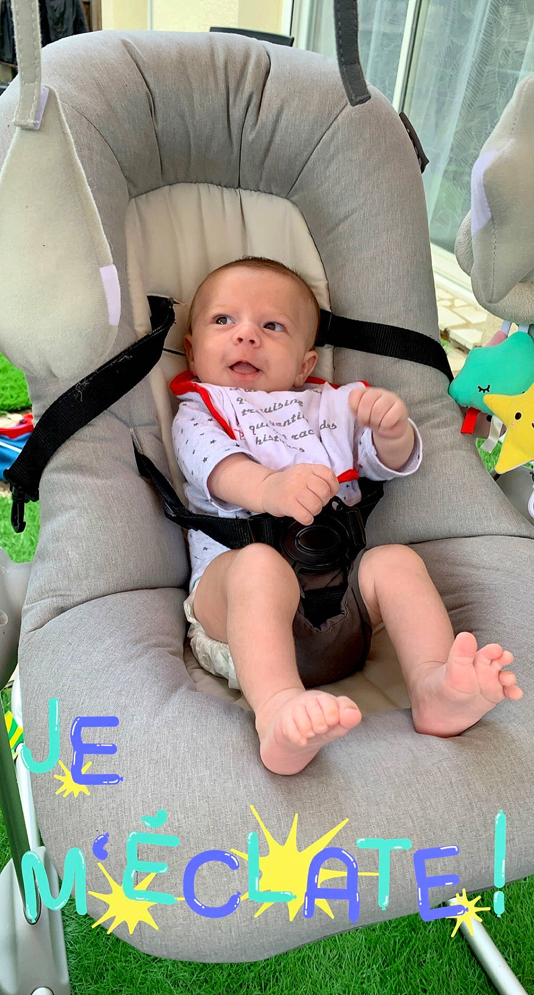 Mylhan a rejoint le concours — aidez-le/la à gagner de superbes lots ! baby, baby_toddler_clothing, beauty, chair, child, comfort, face, finger, green, happy, lap, leg, people, person, pink, product, skin, snapshot, thigh, toddler