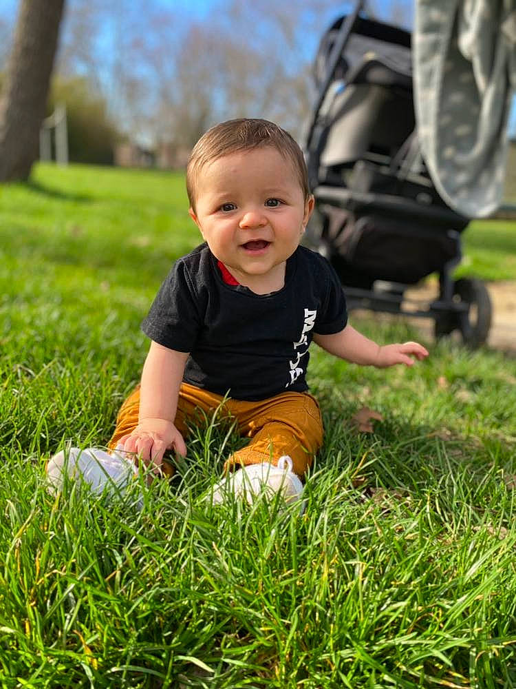 émilio a rejoint le concours — aidez-le/la à gagner de superbes lots ! automotive_tire, baby, baby_toddler_clothing, child, fun, grass, grassland, happy, joy, leaf, leisure, people_in_nature, person, plant, shoe, sky, smile, summer, tire, toddler