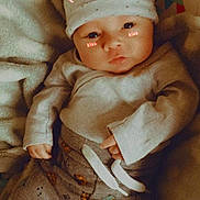 Gabin a rejoint le concours — aidez-le/la à gagner de superbes lots ! baby, baby_products, baby_sleeping, baby_toddler_clothing, beanie, cap, cheek, comfort, fur, knit_cap, linens, lip, nose, peach, sitting, skin, sleeve, toddler, wood, wool
