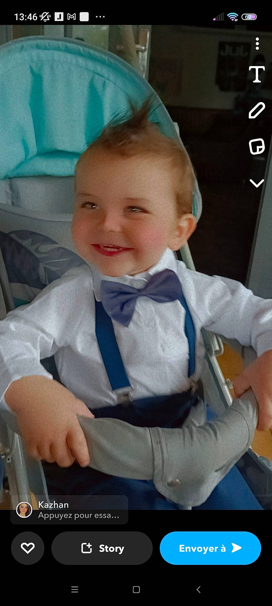 James a rejoint le concours — aidez-le/la à gagner de superbes lots ! arm, baby, baby_products, baby_toddler_clothing, chair, child, comfort, dress_shirt, electric_blue, face, fashion_accessory, formal_wear, hairstyle, happy, joy, person, sitting, sleeve, smile, tie