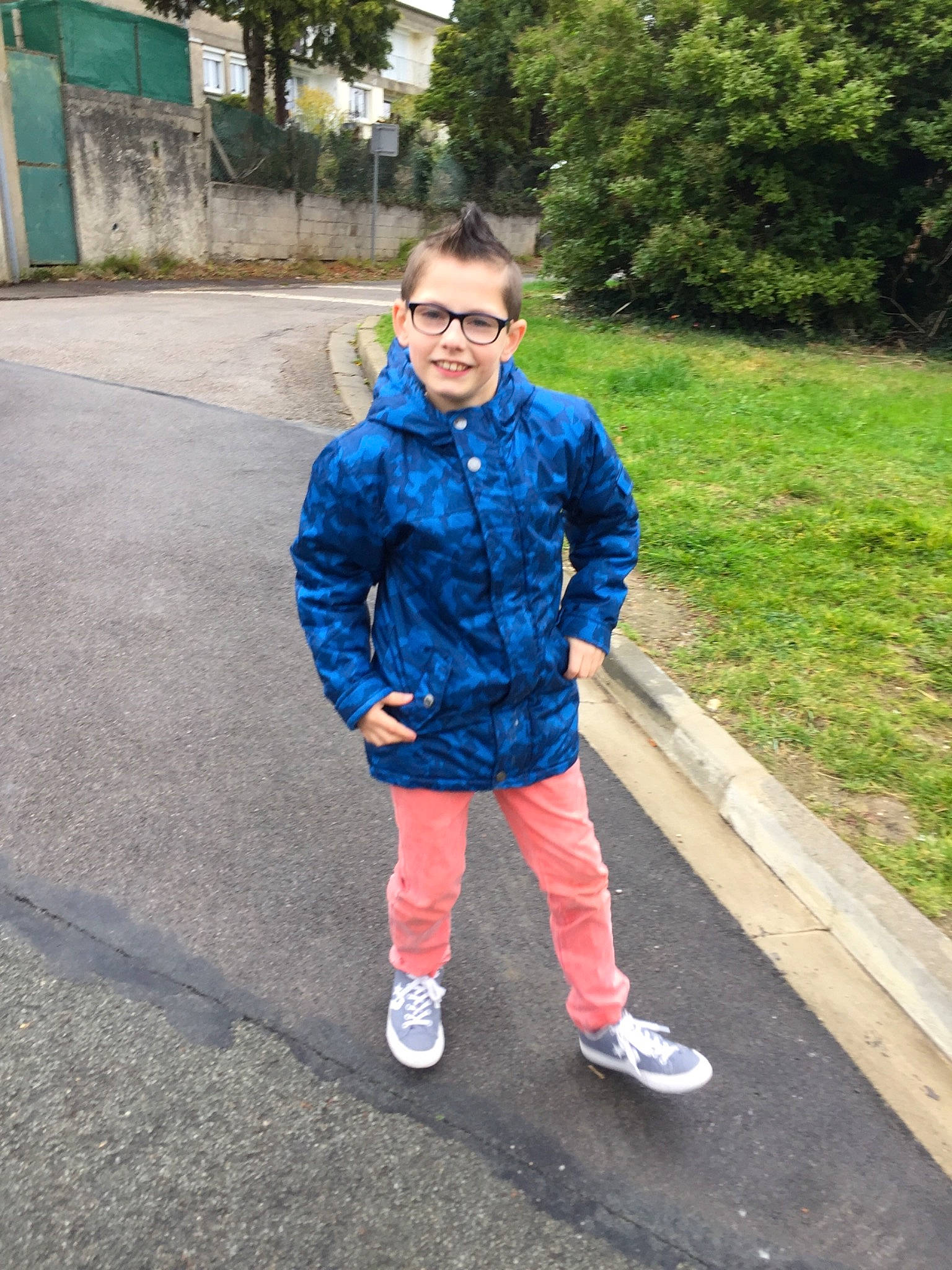 Lillian participe au concours pour gagner de l'argent avec cette photo : asphalt, denim, electric_blue, footwear, jacket, jeans, joy, leisure, outerwear, person, recreation, shoe, snapshot, textile