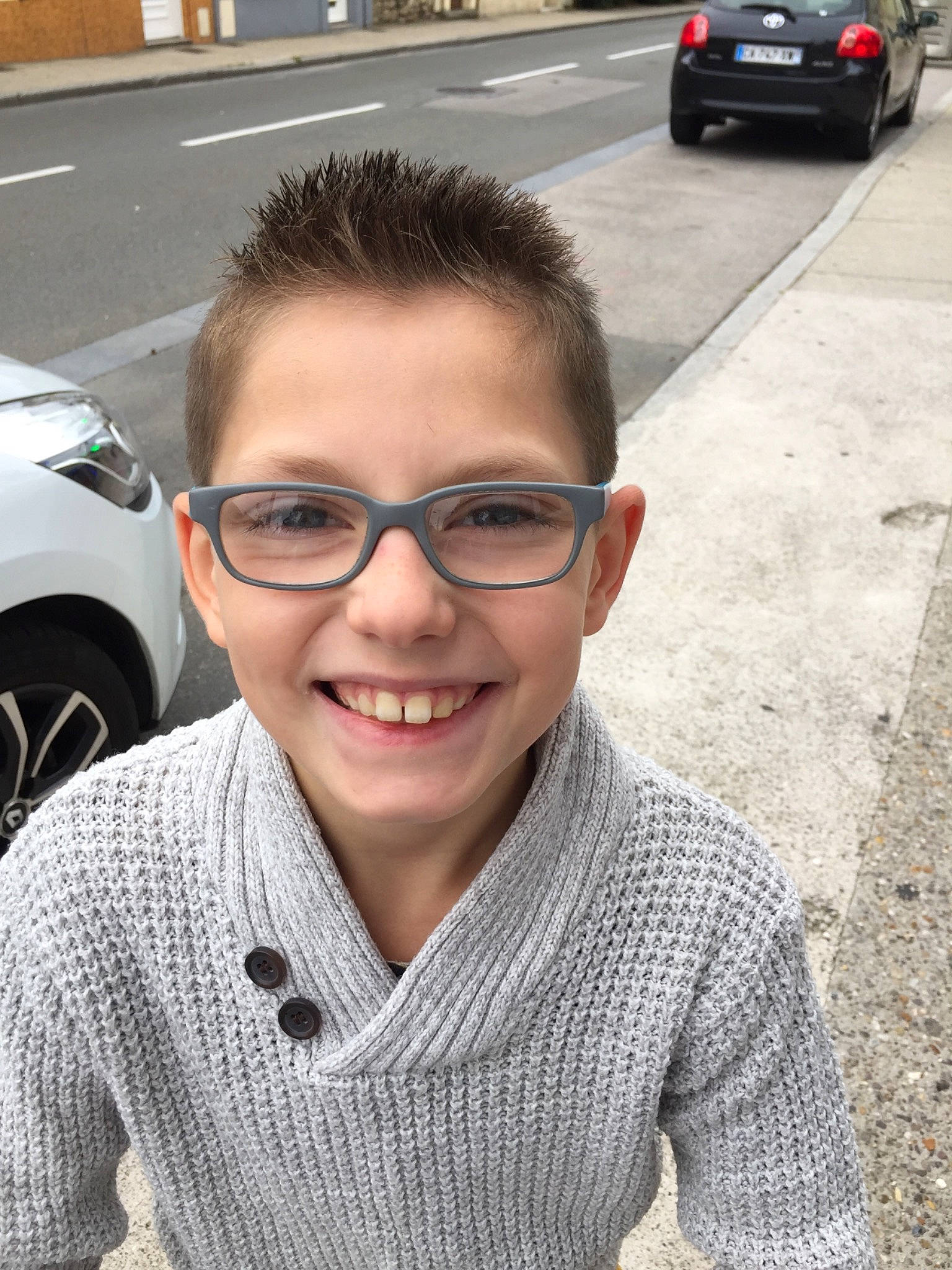 Lillian a rejoint le concours — aidez-le/la à gagner de superbes lots ! black_hair, car, crossover_suv, eyebrow, eyewear, face, forehead, glasses, hair, hairstyle, joy, lip, luxury_vehicle, outerwear, person, photography, selfie, smile, subcompact_car, sunglasses