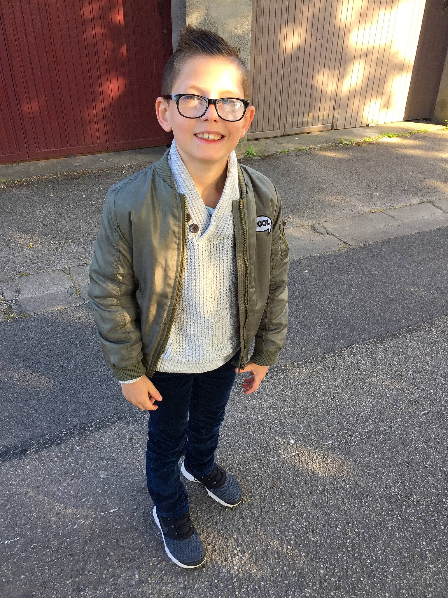 Lillian participe au concours pour gagner de l'argent avec cette photo : cool, denim, eyewear, fashion, footwear, gentleman, glasses, jacket, jeans, joy, leather_jacket, outerwear, person, photography, shoe, smile, snapshot, standing, street_fashion, sunglasses