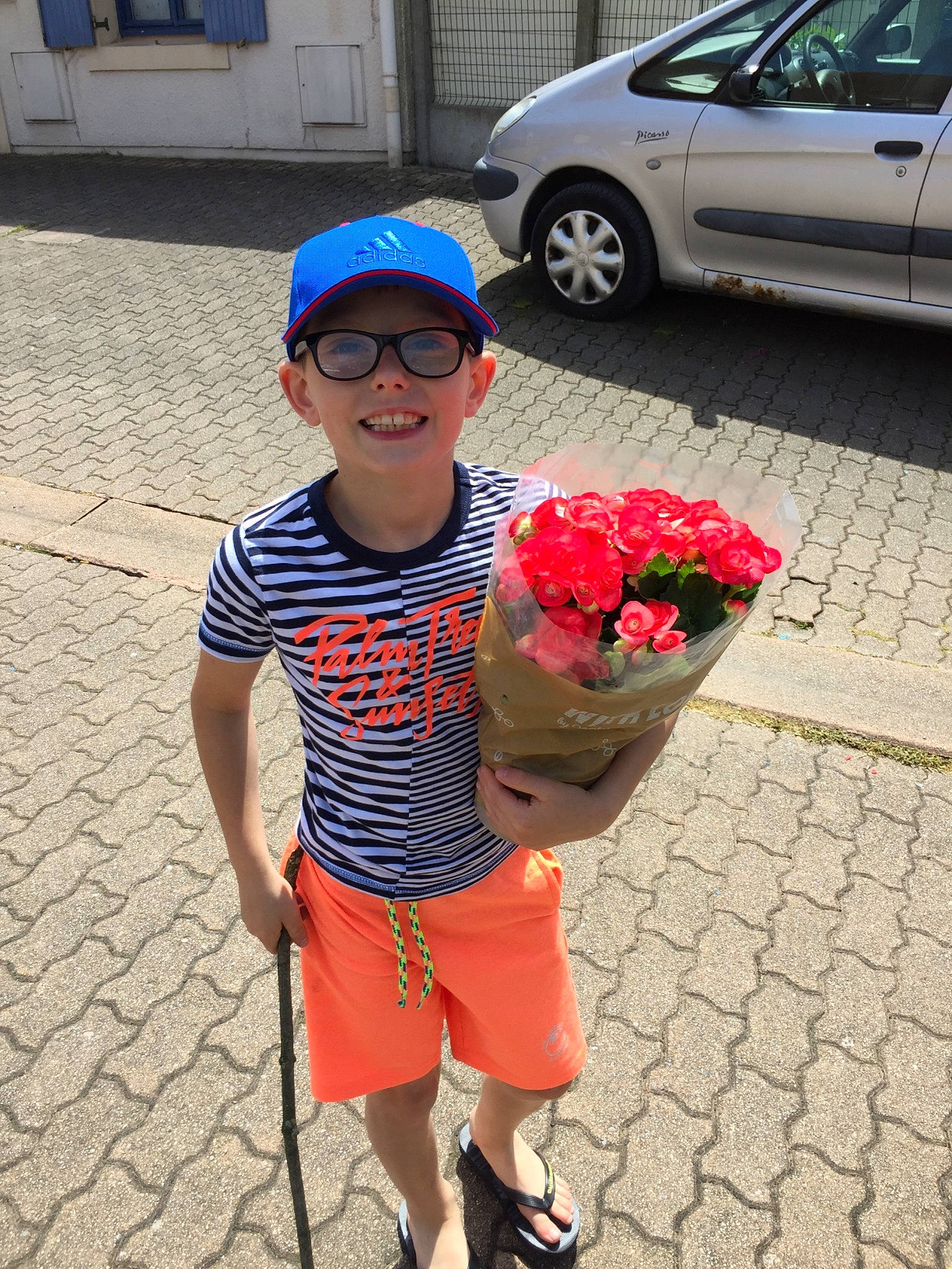 Lillian participe au concours pour gagner de l'argent avec cette photo : car, child, city_car, compact_car, family_car, flower, glasses, headwear, luxury_vehicle, minivan, person, plant, snapshot, subcompact_car, toddler, vacation, vehicle, vehicle_door