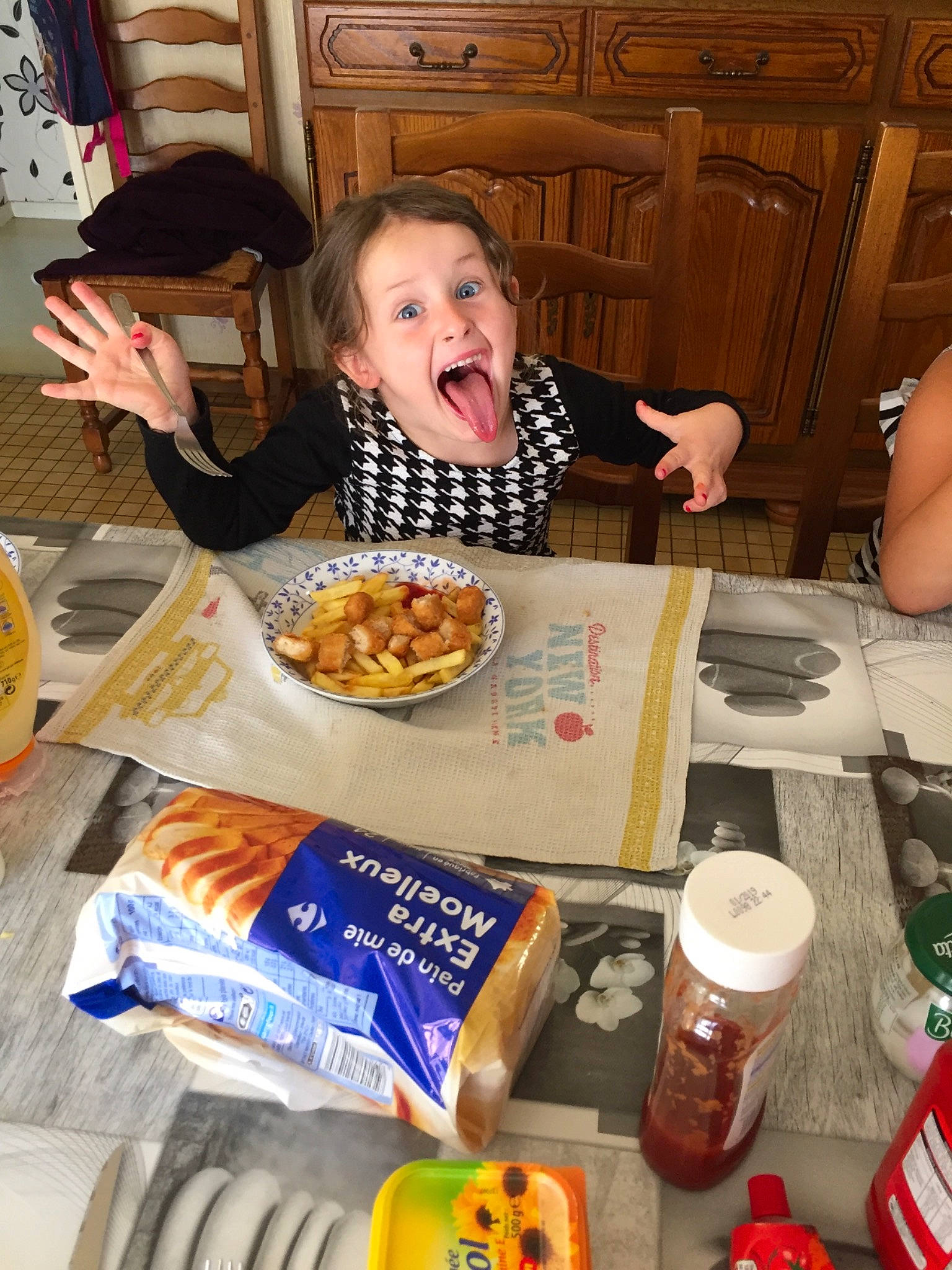Naomie participe au concours pour gagner de l'argent avec cette photo : breakfast, brunch, child, comfort_food, cuisine, dish, eating, fast_food, food, junk_food, lunch, meal, person, snack, surprise