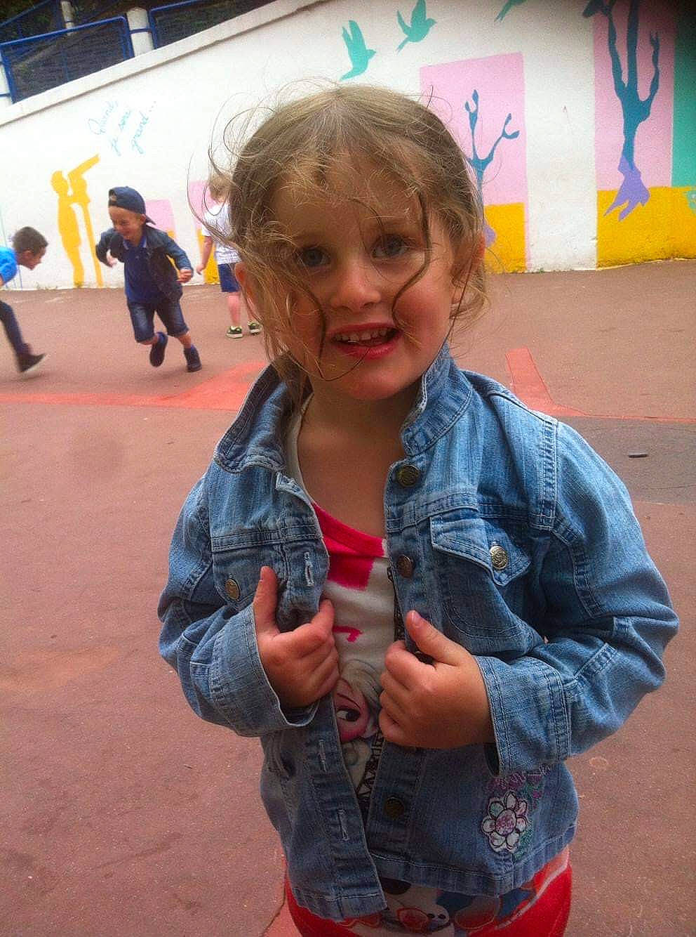 Naomie participe au concours pour gagner de l'argent avec cette photo : child, denim, finger, fun, gesture, jacket, jeans, joy, person, smile