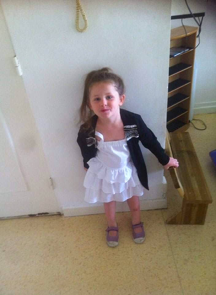 Naomie a rejoint le concours — aidez-le/la à gagner de superbes lots ! child, costume, dress, floor, flooring, joint, leg, person, room, shoe, shoulder, standing, toddler