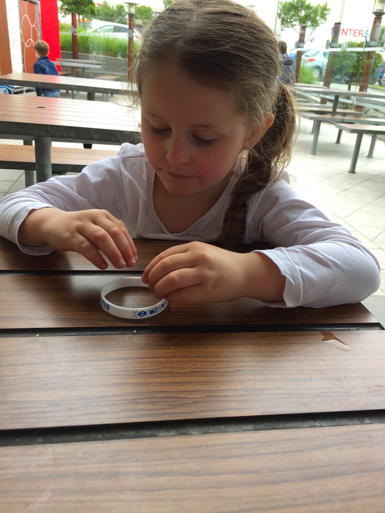 Naomie participe au concours pour gagner de l'argent avec cette photo : child, hand, person, sitting, toddler, wood