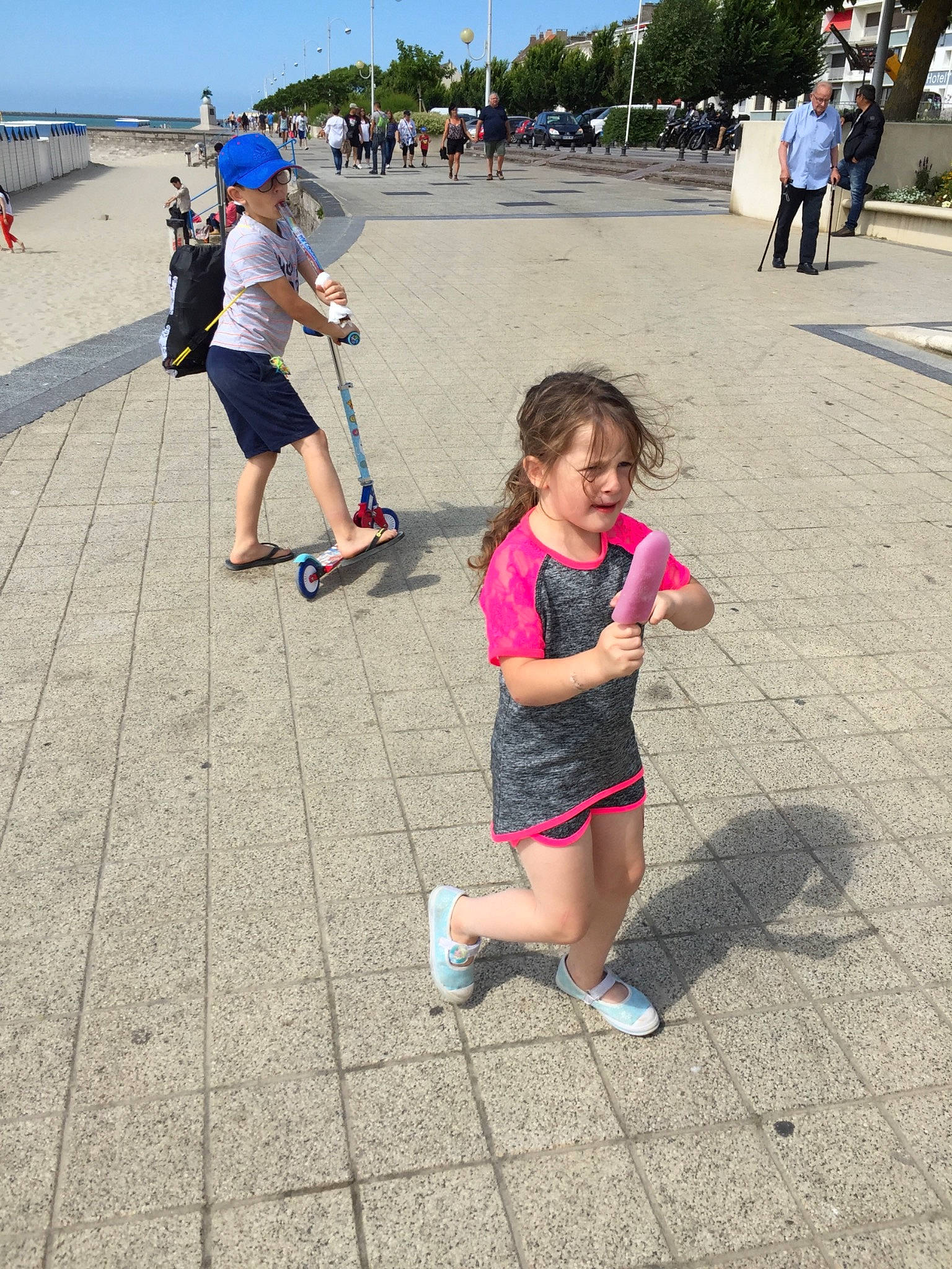 Naomie a rejoint le concours — aidez-le/la à gagner de superbes lots ! fun, human_leg, person, play, recreation, smile, snapshot, summer, tourism, vacation, walking, water