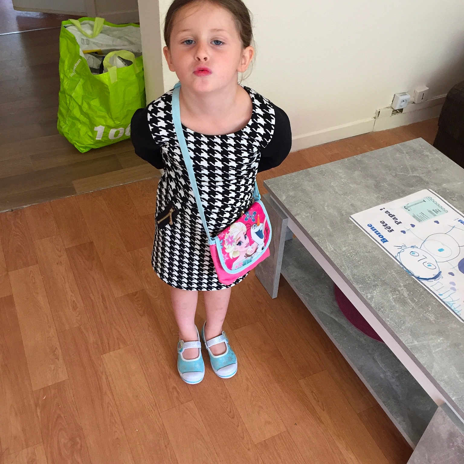 Naomie a rejoint le concours — aidez-le/la à gagner de superbes lots ! child, floor, flooring, hardwood, laminate_flooring, leg, pattern, person, room, shoe, standing, toddler, wood, wood_flooring
