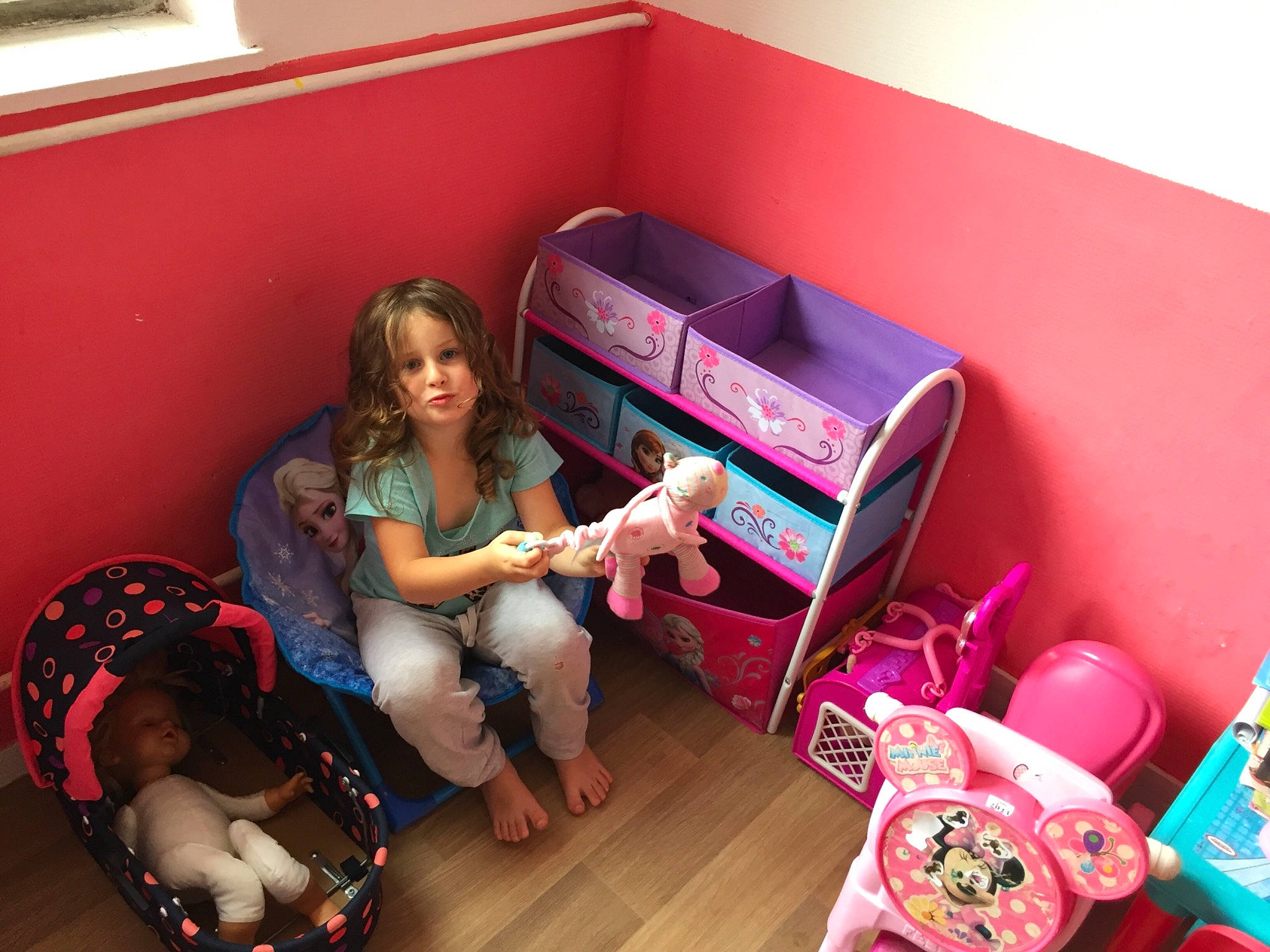 Naomie participe au concours pour gagner de l'argent avec cette photo : barbie, child, doll, fun, furniture, person, pink, play, room, sitting, toddler, toy