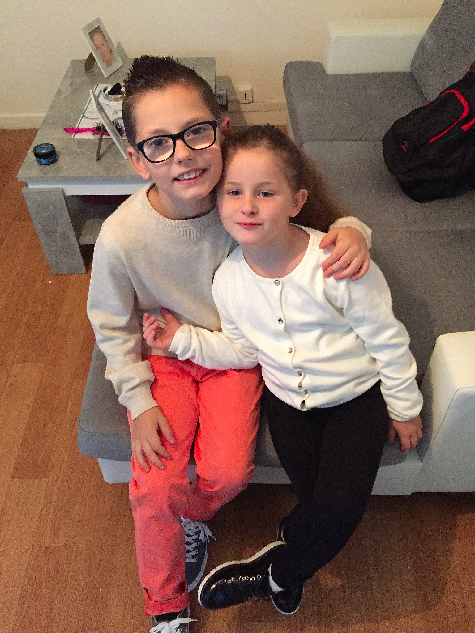 Naomie a rejoint le concours — aidez-le/la à gagner de superbes lots ! child, daughter, eyewear, family, flooring, fun, glasses, happy, joy, people, person, shoe, skin, smile, standing, toddler, vision_care