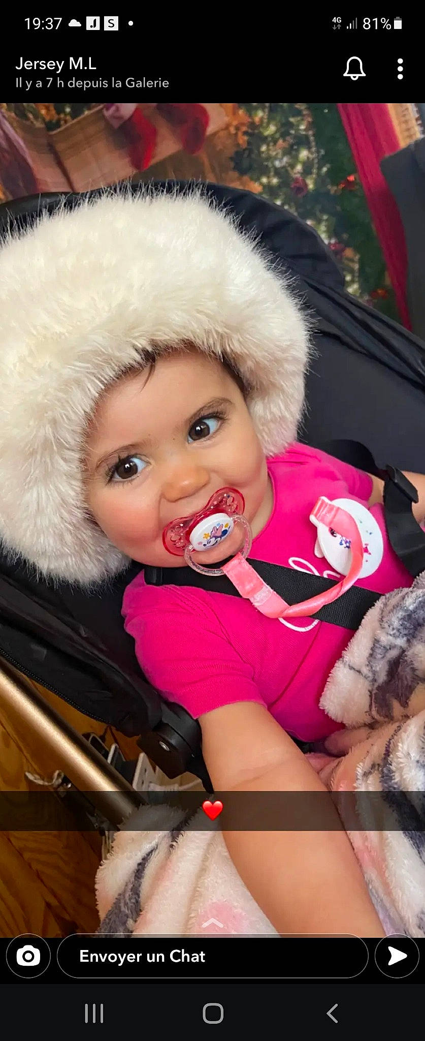 Mercedes a rejoint le concours — aidez-le/la à gagner de superbes lots ! baby, baby_toddler_clothing, cap, car_seat, cheek, child, christmas, fun, fur, fur_clothing, happy, hat, headwear, holiday, nose, outerwear, person, sitting, skin, stuffed_toy