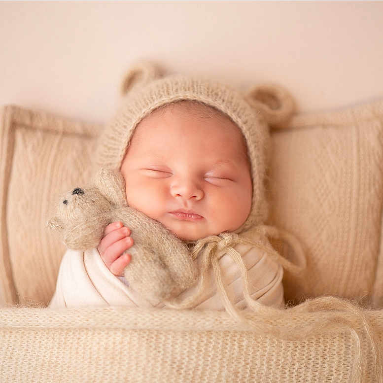Sohan a rejoint le concours — aidez-le/la à gagner de superbes lots ! baby, blanket, child, cozy, cute, face, hand, indoors, infant, knit_hat, newborn, peaceful, pillow, portrait, resting, sleeping, soft_texture, teddy_bear, warm_colors, wrapped