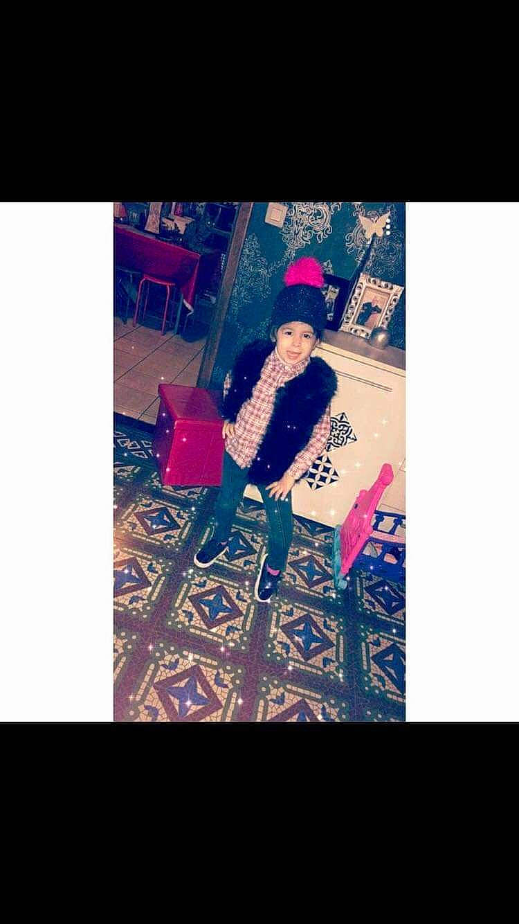 Brihanna participe au concours pour gagner de l'argent avec cette photo : child, cool, electric_blue, fashion, night, person, photography, selfie, sky, square, t_shirt