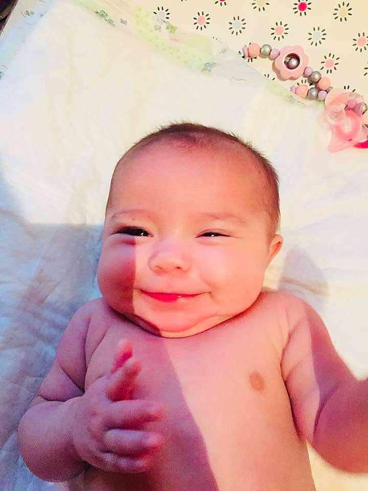 Victoria a rejoint le concours — aidez-le/la à gagner de superbes lots ! baby, baby_making_funny_faces, cheek, child, face, facial_expression, finger, hand, happy, head, joy, lip, mouth, nose, person, photography, pink, skin, smile, thumb