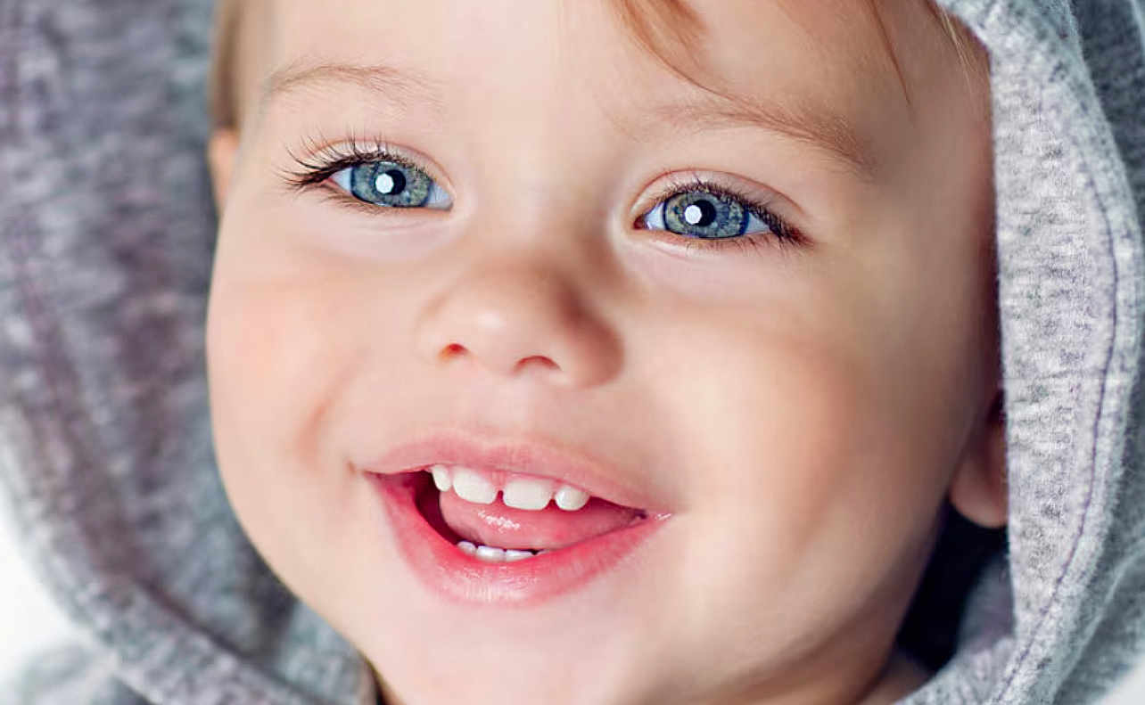 Cla participe au concours pour gagner de l'argent avec cette photo : child, toddler, face, smile, blue_eyes, hoodie, clothing, happy, cute, closeup, portrait, baby, skin, eyelashes, mouth, teeth, expression, person, head, joy