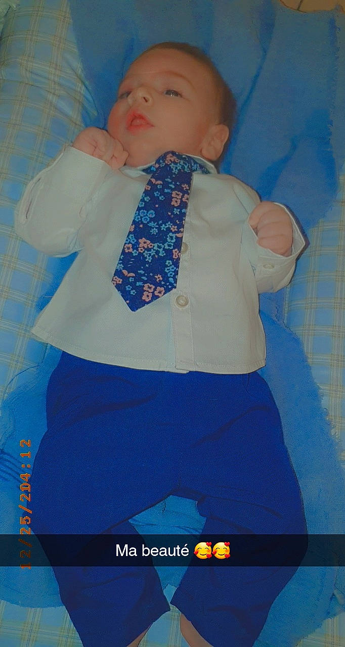 Tiago participe au concours pour gagner de l'argent avec cette photo : azure, baby, baby_products, baby_toddler_clothing, blue, child, electric_blue, pattern, person, sleeve