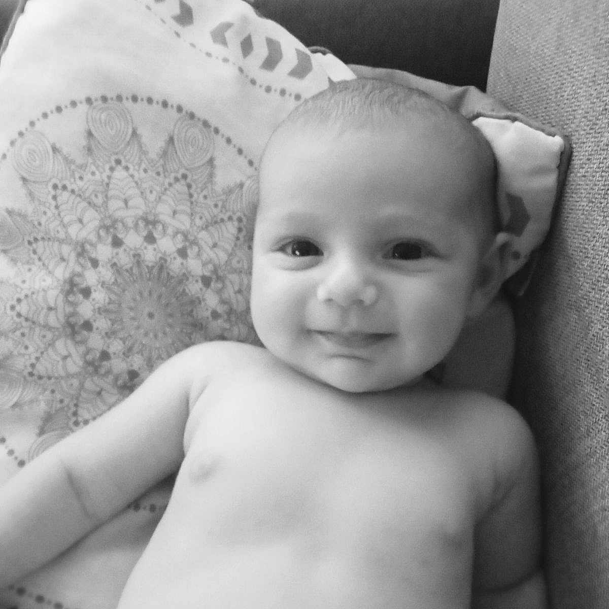 Kaylan participe au concours pour gagner de l'argent avec cette photo : baby, back, bed, bodypart, couch, cushion, face, furniture, happy, head, homedecor, indoors, newborn, person, photography, pillow, portrait, quilt, sleeping, smile