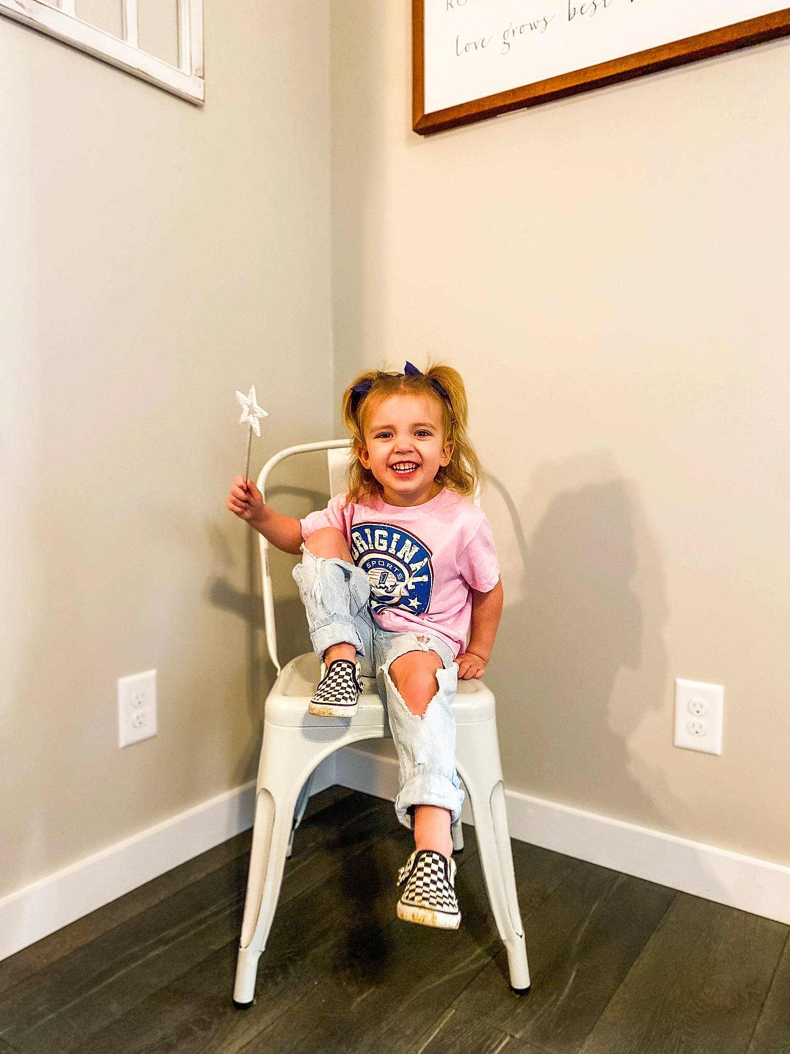 Winsley Kate is registered to the contest to win money with this photo: blond, elbow, eye, floor, flooring, happy, human_leg, joy, knee, leg, neck, person, picture_frame, room, shoe, shorts, smile, sportswear, t_shirt, thigh