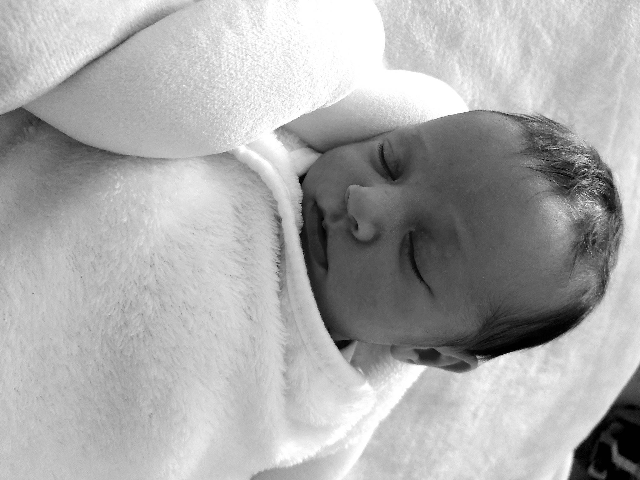 Hilona participe au concours pour gagner de l'argent avec cette photo : baby, birth, black_and_white, cheek, child, close_up, eye, face, hand, head, lip, monochrome_photography, mouth, nose, person, photograph, photography, skin, sleep, toddler