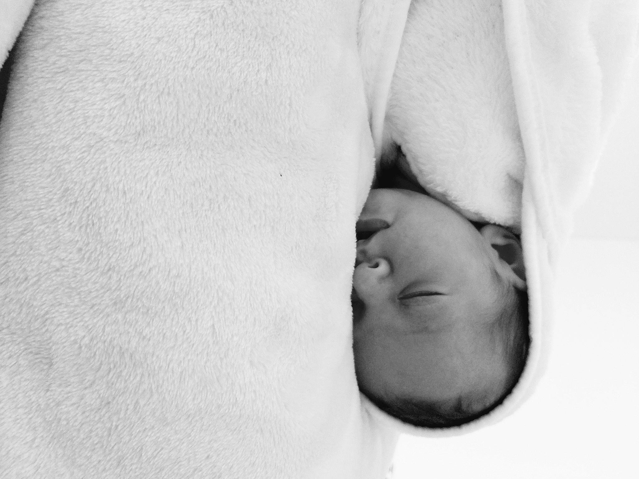 Hilona participe au concours pour gagner de l'argent avec cette photo : abdomen, baby, baby_sleeping, birth, black, black_and_white, child, gesture, hand, lip, monochrome, monochrome_photography, person, photography, skin, sleep, style, white