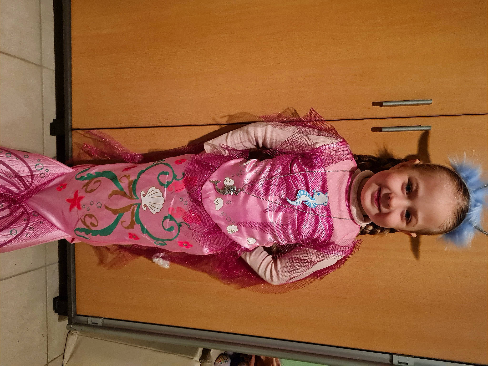 Léanna participe au concours pour gagner de l'argent avec cette photo : baby_toddler_clothing, child, dress, flesh, happy, joy, linens, magenta, nightwear, pattern, person, pink, room, sleeve, smile, toddler, visual_arts