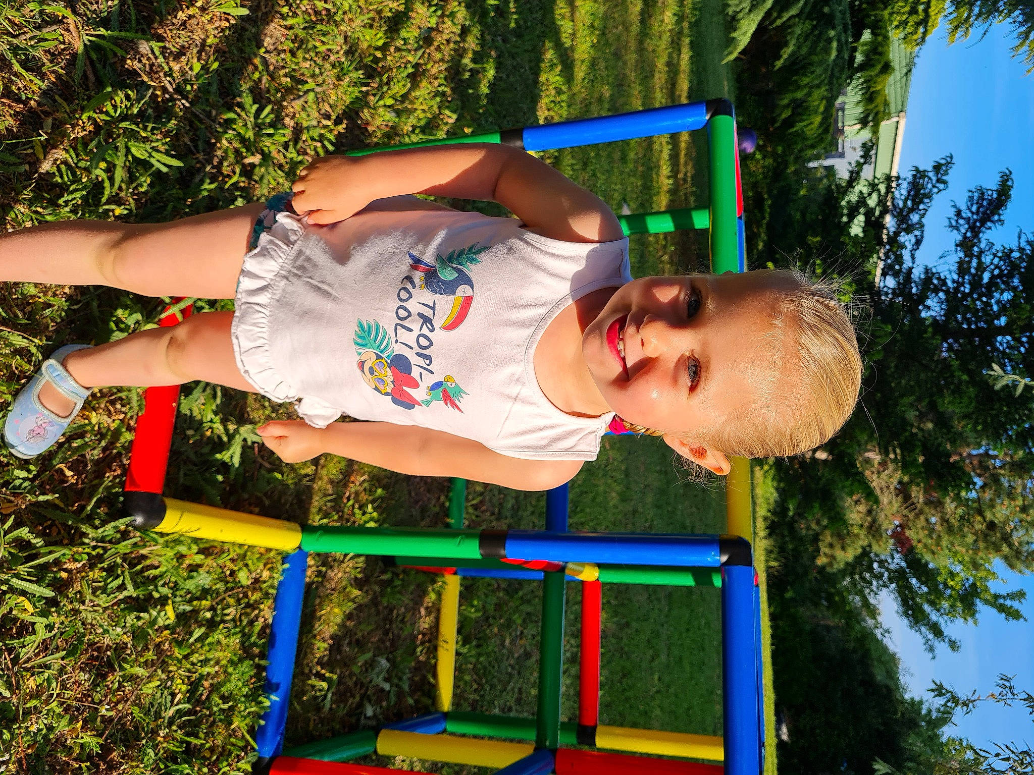 Emma a rejoint le concours — aidez-le/la à gagner de superbes lots ! child, city, electric_blue, fun, grass, happy, joy, leisure, outdoor_play_equipment, people_in_nature, person, play, playground, recreation, shorts, sky, smile, summer, t_shirt, toddler