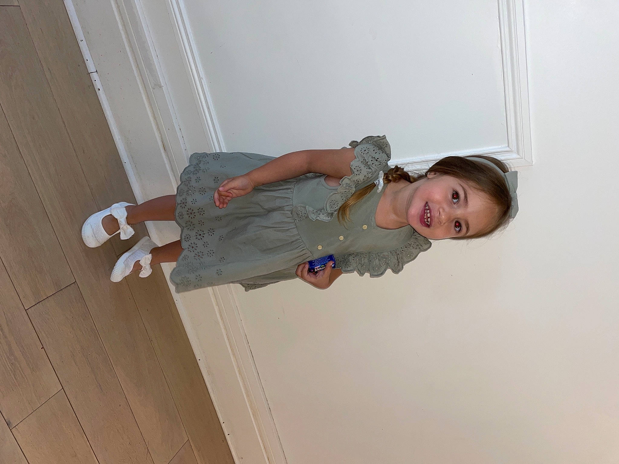 Lyel participe au concours pour gagner de l'argent avec cette photo : ceiling, cleanliness, comfort, elbow, floor, flooring, fun, hardwood, human_leg, joy, knee, outdoor_shoe, person, plaster, room, smile, thigh, thumb, waist, walking_shoe