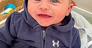 Lyzio a rejoint le concours — aidez-le/la à gagner de superbes lots ! baby, smile, hoodie, blue, child, infant, hand, toy, indoor, portrait, happy, face, clothing, sitting, person, young, cute, casual, cozy, skin