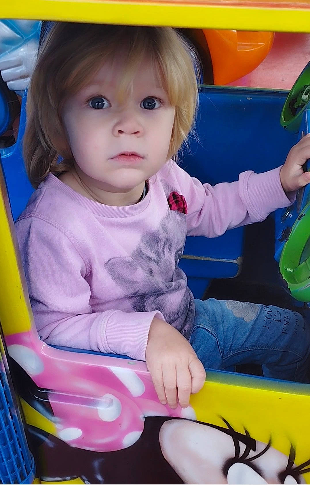 Athéna a rejoint le concours — aidez-le/la à gagner de superbes lots ! baby, baby_playing_with_toys, baby_products, baby_toddler_clothing, chair, cheek, child, electric_blue, eye, fun, happy, leisure, person, play, sitting, skin, snapshot, t_shirt, toddler, wheel