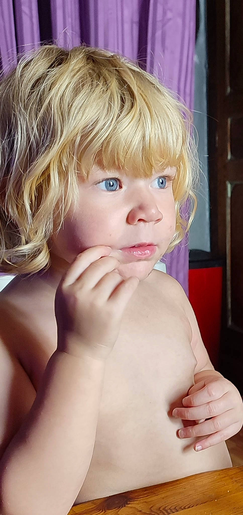 Athéna a rejoint le concours — aidez-le/la à gagner de superbes lots ! cheek, chin, eye, eyebrow, eyelash, face, facial_expression, forehead, hair, hairstyle, hand, head, human_body, joint, lip, mouth, nose, organ, person, shoulder