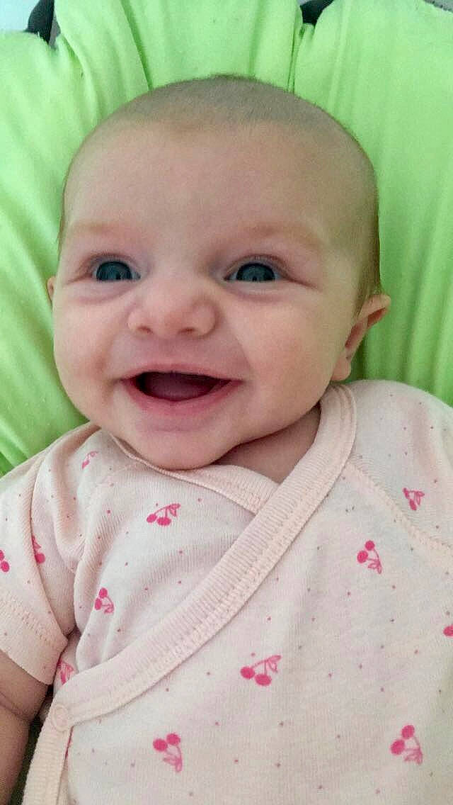 Lucile participe au concours pour gagner de l'argent avec cette photo : baby, baby_making_funny_faces, cheek, child, chin, close_up, eye, eyebrow, face, facial_expression, forehead, head, iris, lip, mouth, nose, person, pink, skin, smile